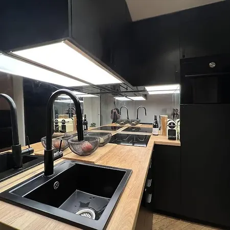 Why ? Why Montmartre ? شقة باريس