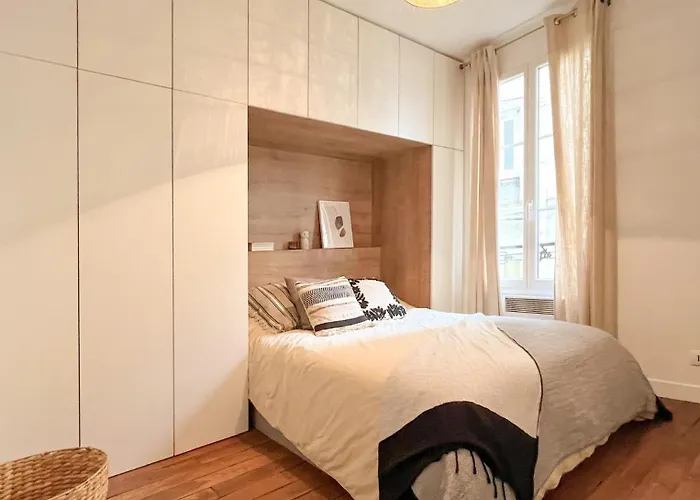 Why ? Why Montmartre ? 아파트 파리